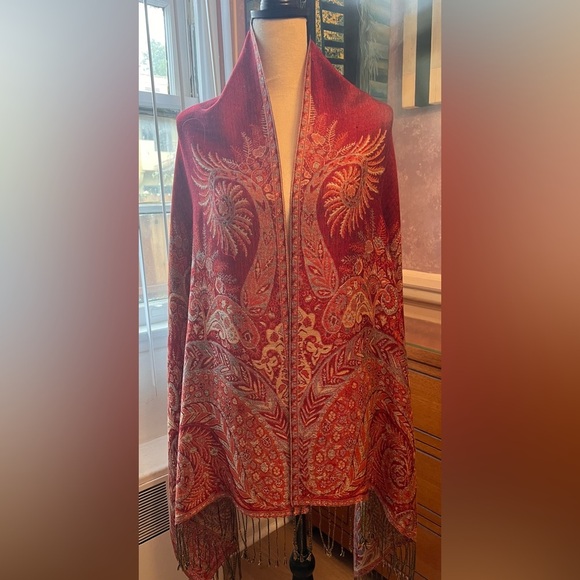 Exquisite Vibrant Red and Gold Paisley Wrap - Picture 3 of 16